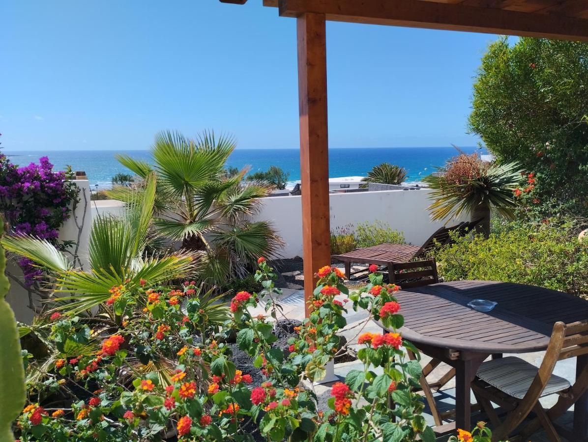 Beautiful Small Bungalow, Amazing Views And Garden Famara Exterior photo